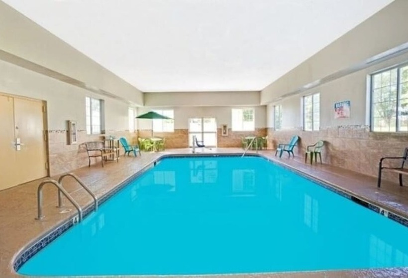 Мотель Microtel Inn & Suites By Wyndham Detroit Roseville