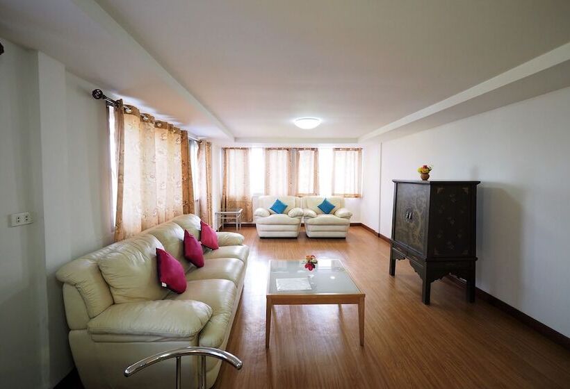 בית מלון כפרי Navanakorn Golden View