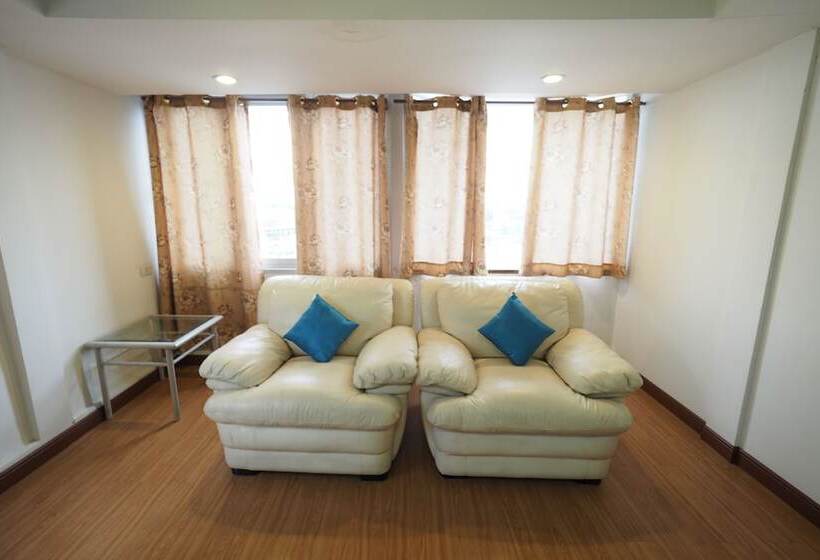 בית מלון כפרי Navanakorn Golden View