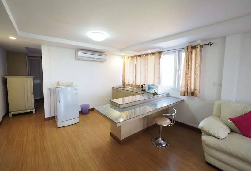 Hotelli Navanakorn Golden View