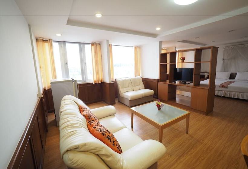 בית מלון כפרי Navanakorn Golden View