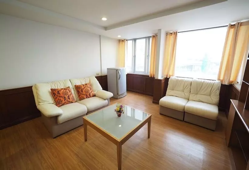 Hotelli Navanakorn Golden View