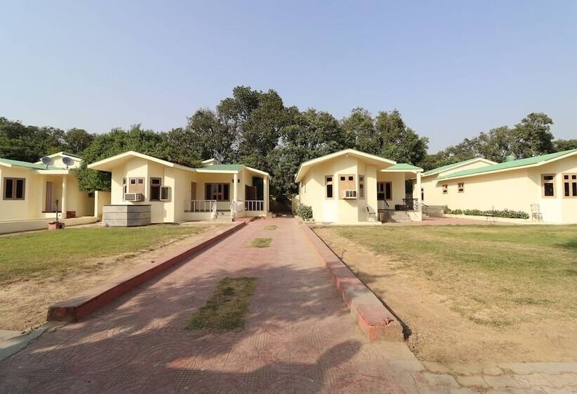 בית מלון כפרי Aamrapaali Water Park By Oyo Rooms