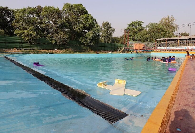 בית מלון כפרי Aamrapaali Water Park By Oyo Rooms