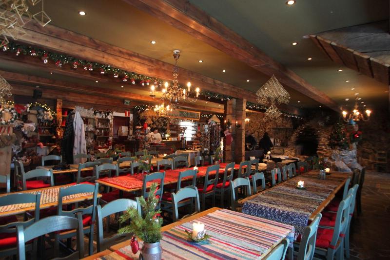 בית מלון כפרי Aurora Pyramid Glass Igloos