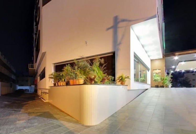 Hotel Iroomz Nakshatralr