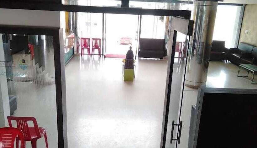 Hotel Iroomz Shivaratna Palace