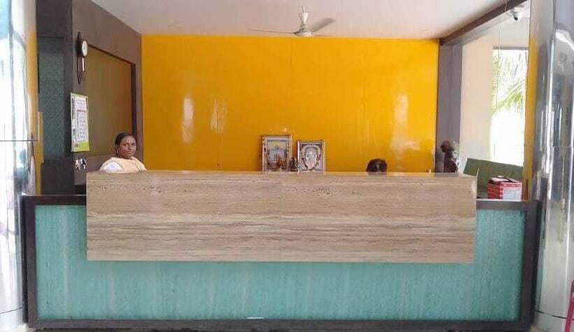 Hotel Iroomz Shivaratna Palace