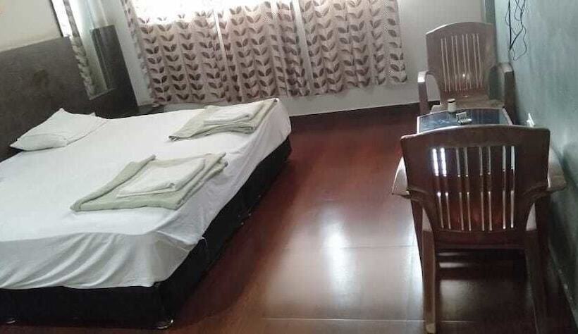 Hotel Iroomz Shivaratna Palace