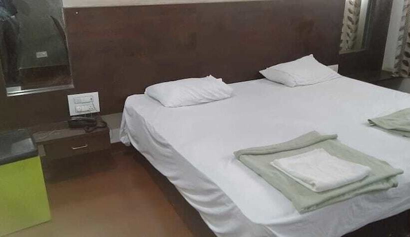 Hotel Iroomz Shivaratna Palace