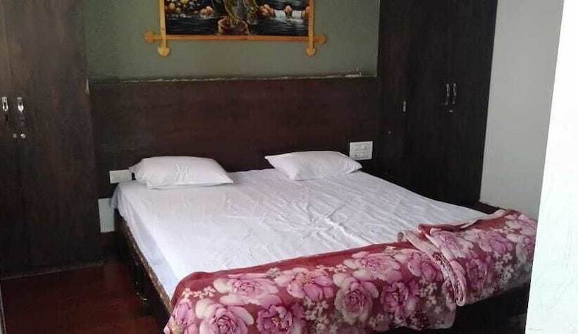 Hotel Iroomz Shivaratna Palace