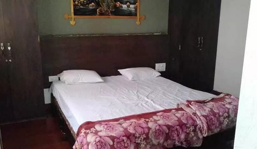 Hotelli Iroomz Shivaratna Palace