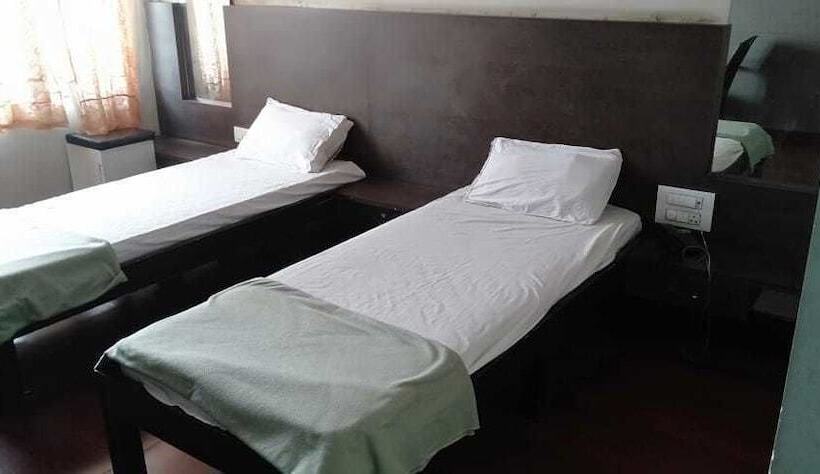 Hotel Iroomz Shivaratna Palace