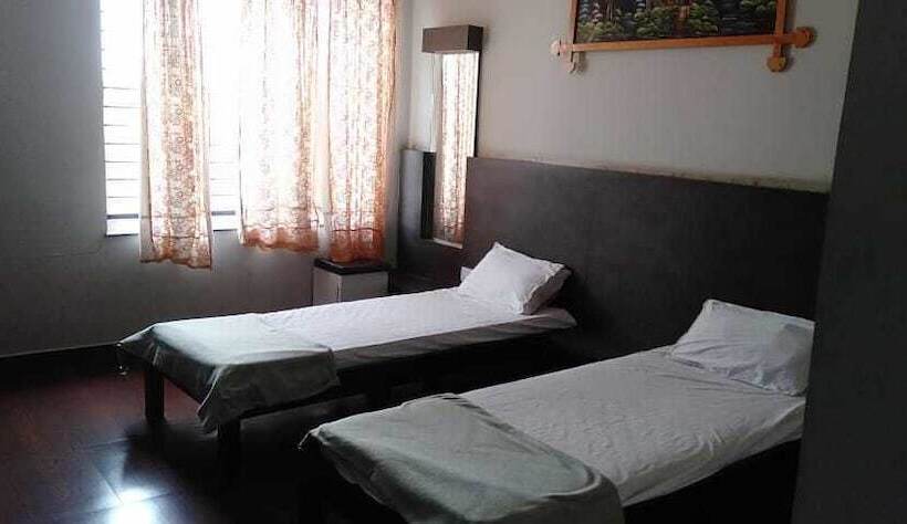 Hotel Iroomz Shivaratna Palace