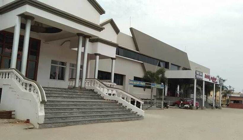 Hotel Iroomz Shivaratna Palace