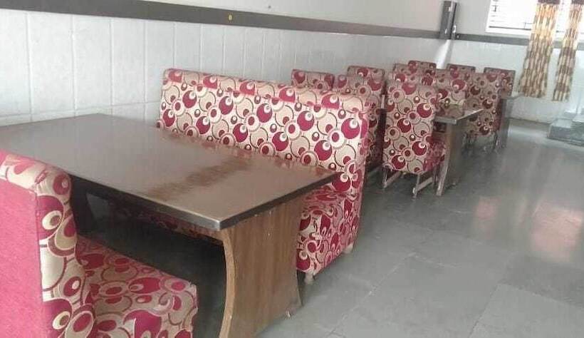 Hotel Iroomz Shivaratna Palace