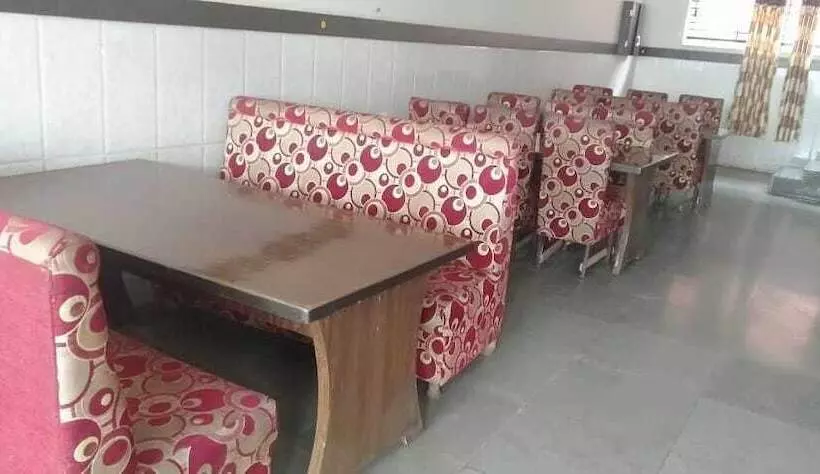 Hotelli Iroomz Shivaratna Palace