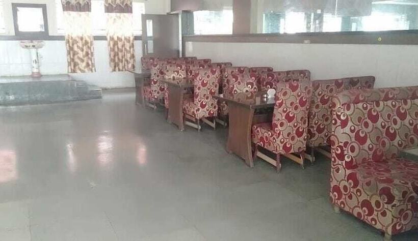 Hotel Iroomz Shivaratna Palace