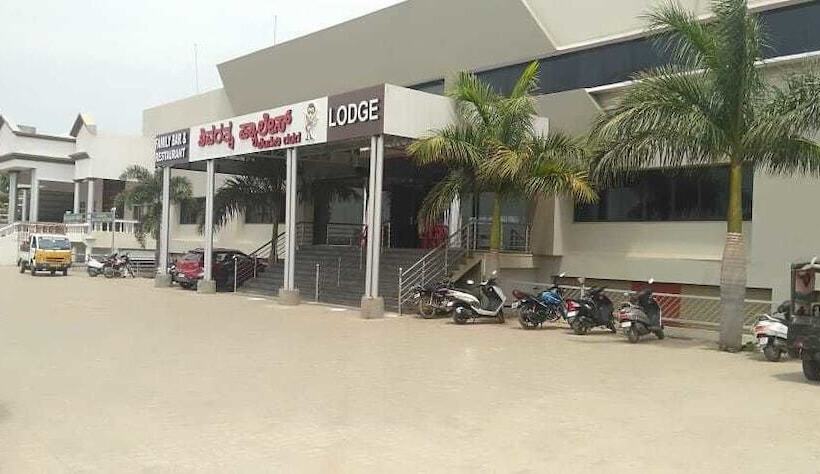 Hotel Iroomz Shivaratna Palace