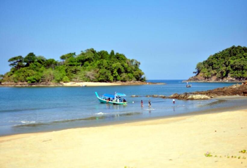 호텔 The Moken Eco Village   Sha Plus