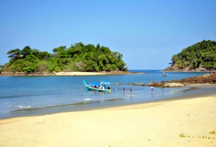 Hotelli The Moken Eco Village   Sha Plus