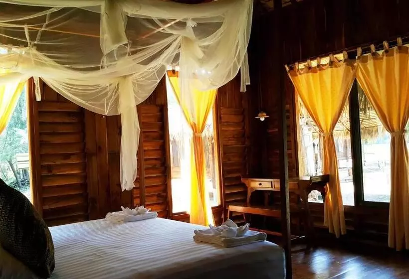 Hotelli The Moken Eco Village   Sha Plus
