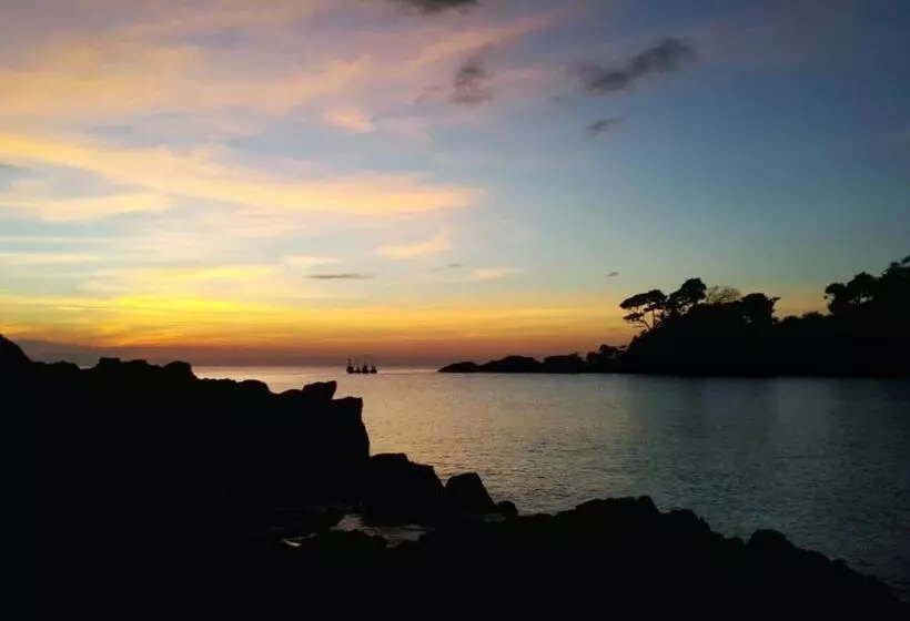 Hotelli The Moken Eco Village   Sha Plus