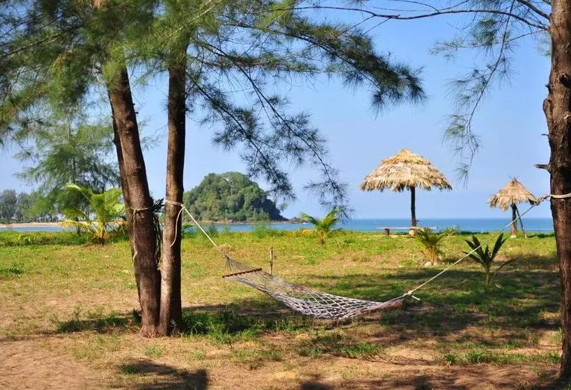 Hotelli The Moken Eco Village   Sha Plus