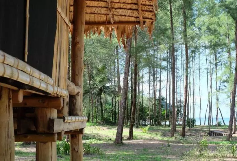 Hotelli The Moken Eco Village   Sha Plus