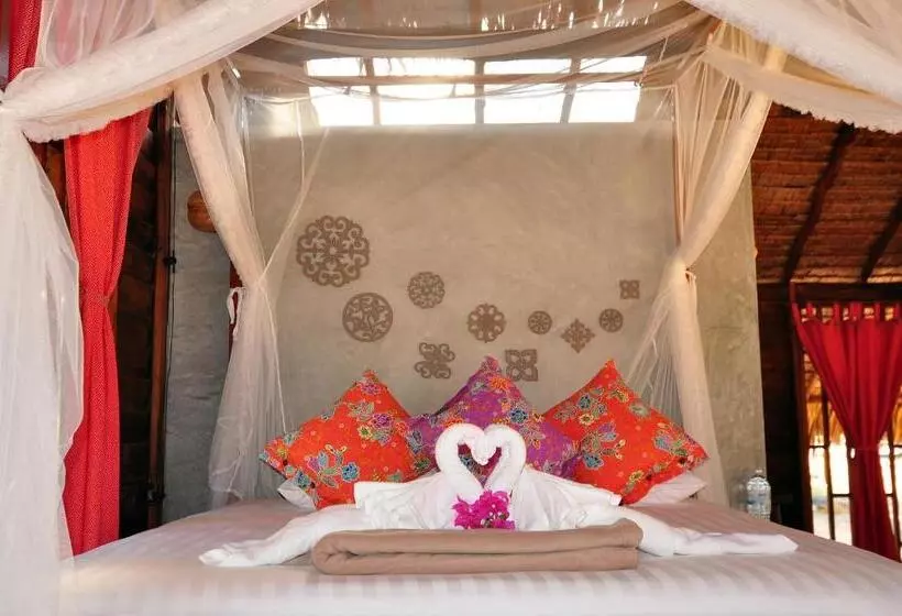 Hotelli The Moken Eco Village   Sha Plus