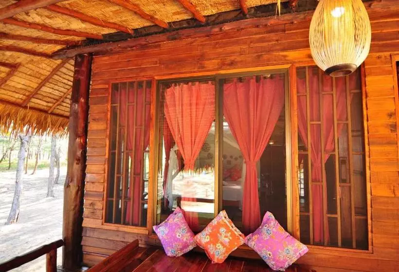 Hotelli The Moken Eco Village   Sha Plus