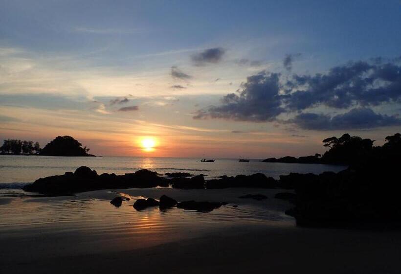 호텔 The Moken Eco Village   Sha Plus