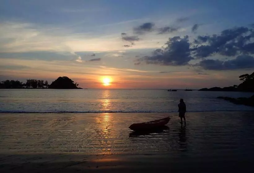 Hotelli The Moken Eco Village   Sha Plus