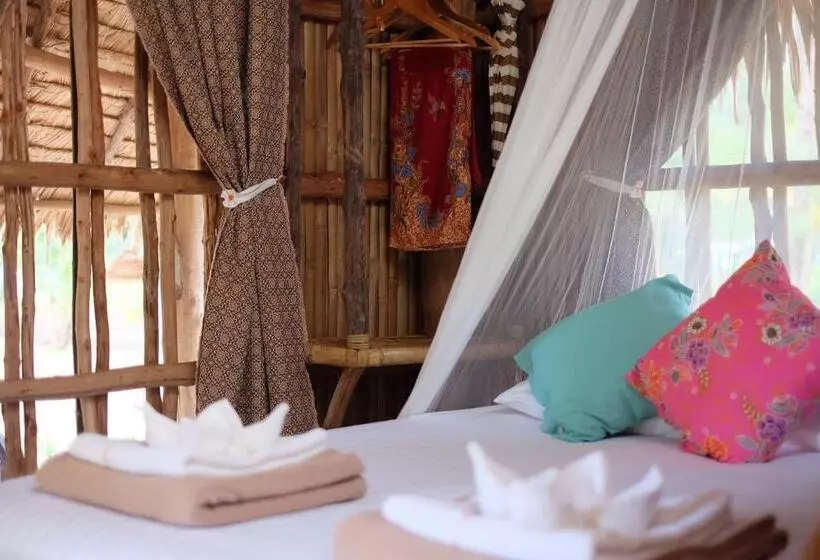 Hotelli The Moken Eco Village   Sha Plus