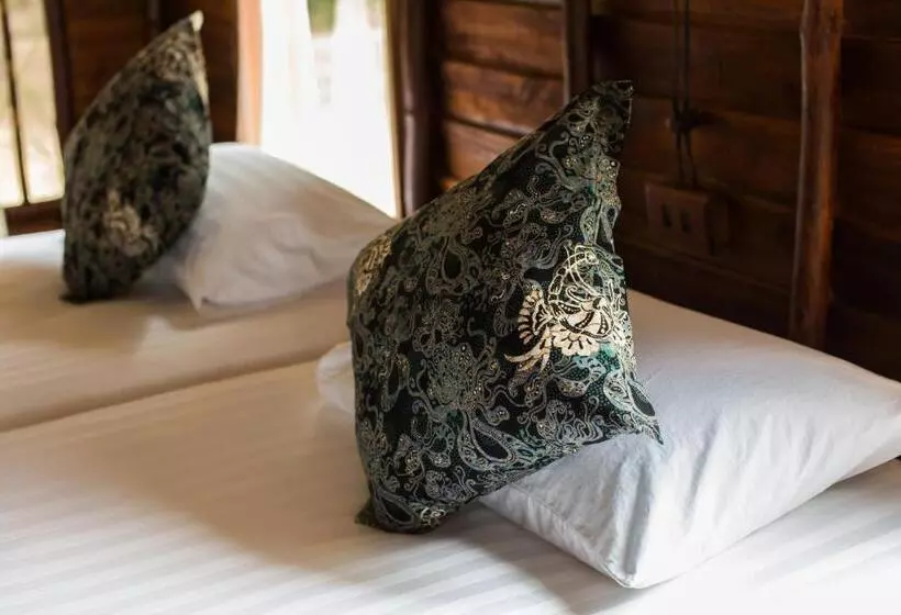 Hotelli The Moken Eco Village   Sha Plus