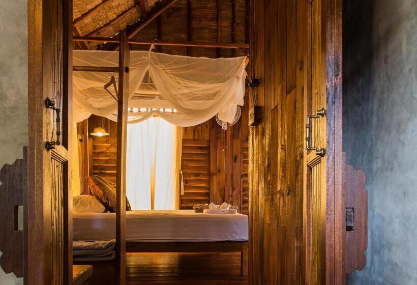 호텔 The Moken Eco Village   Sha Plus