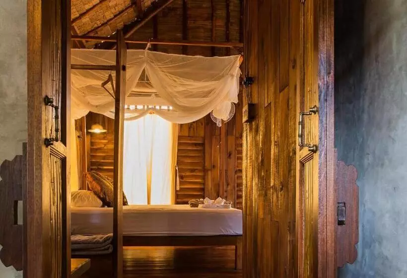 Hotelli The Moken Eco Village   Sha Plus