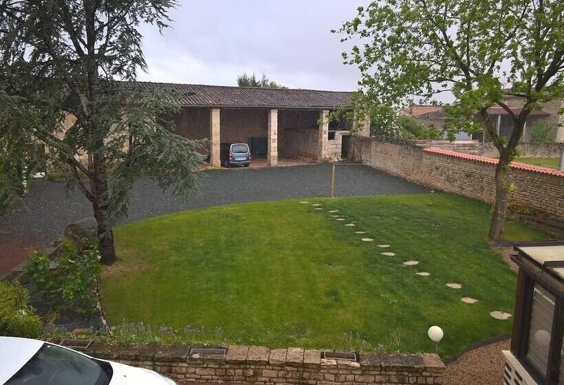 بنسيون Entre Marais Et Gâtine