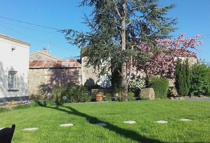 بنسيون Entre Marais Et Gâtine