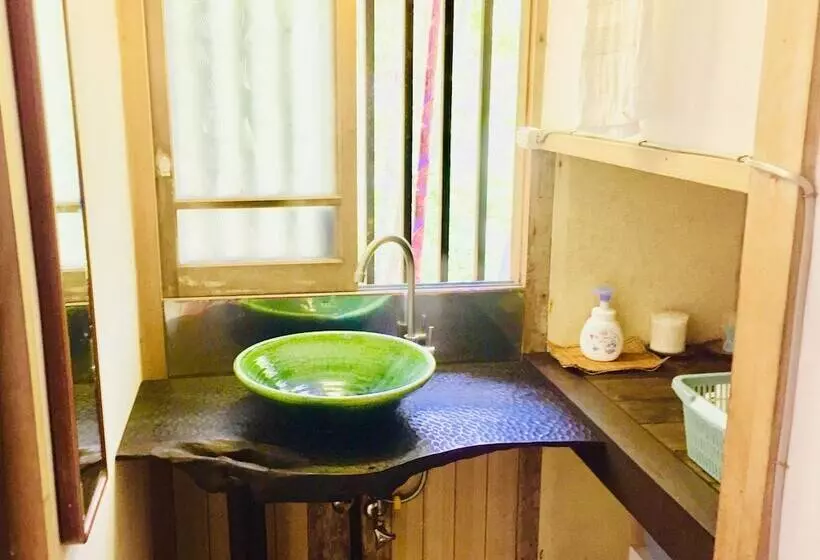 Vanguard Backpackers   Hostel