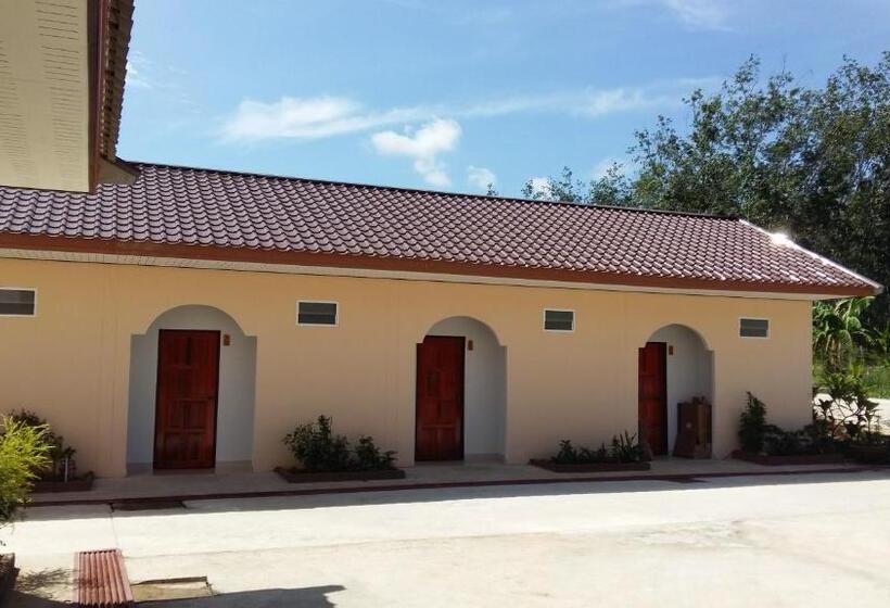 בית מלון כפרי Banana Resort Sadao