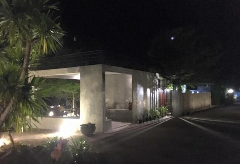 酒店 Twelve Oclock Resort