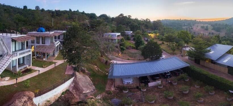 酒店 Twelve Oclock Resort