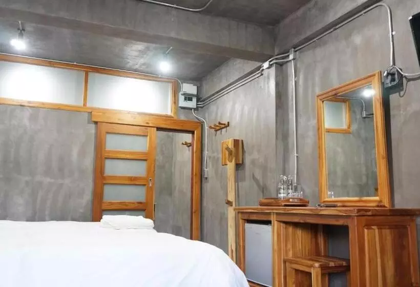 Majatalo Thongphaphum River