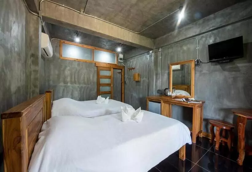 Majatalo Thongphaphum River