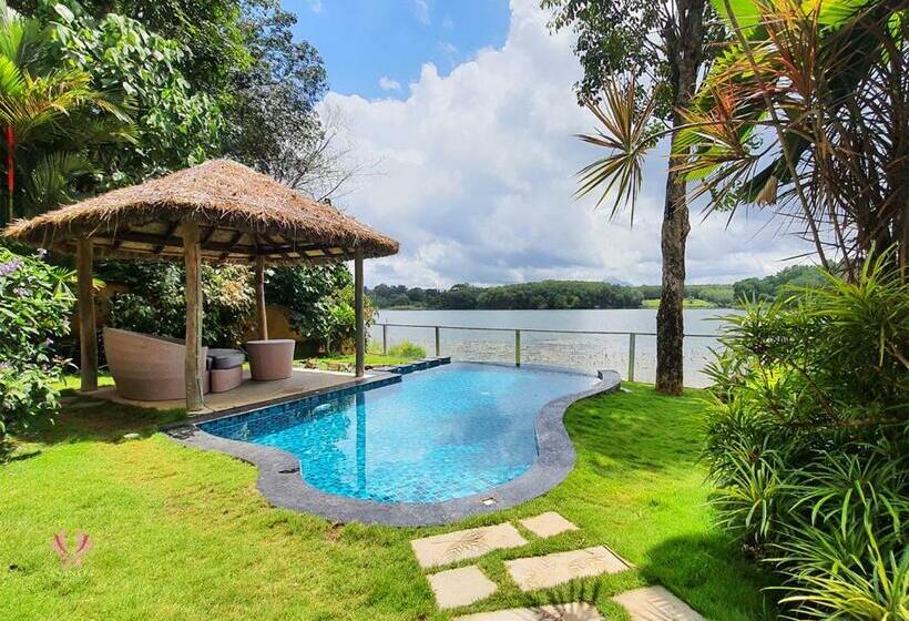 Hotel Anantya By The Lake