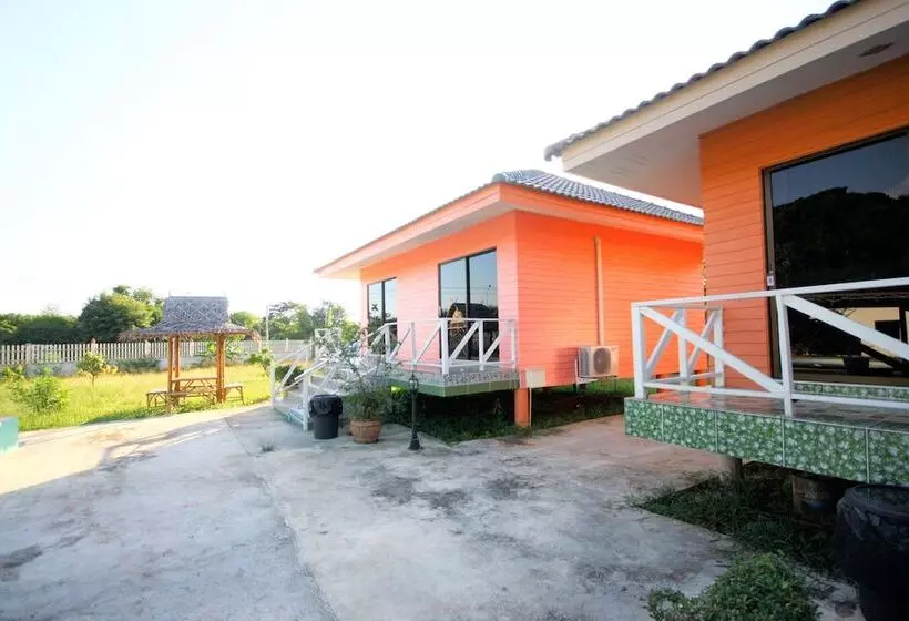 ホテル Baanpoonana