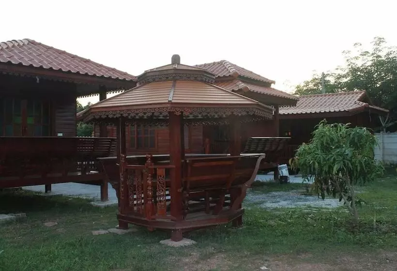 ホテル Baanpoonana