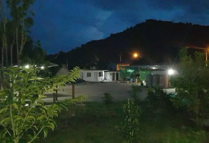 ホテル Baanpoonana