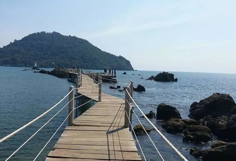 ホテル Baanpoonana